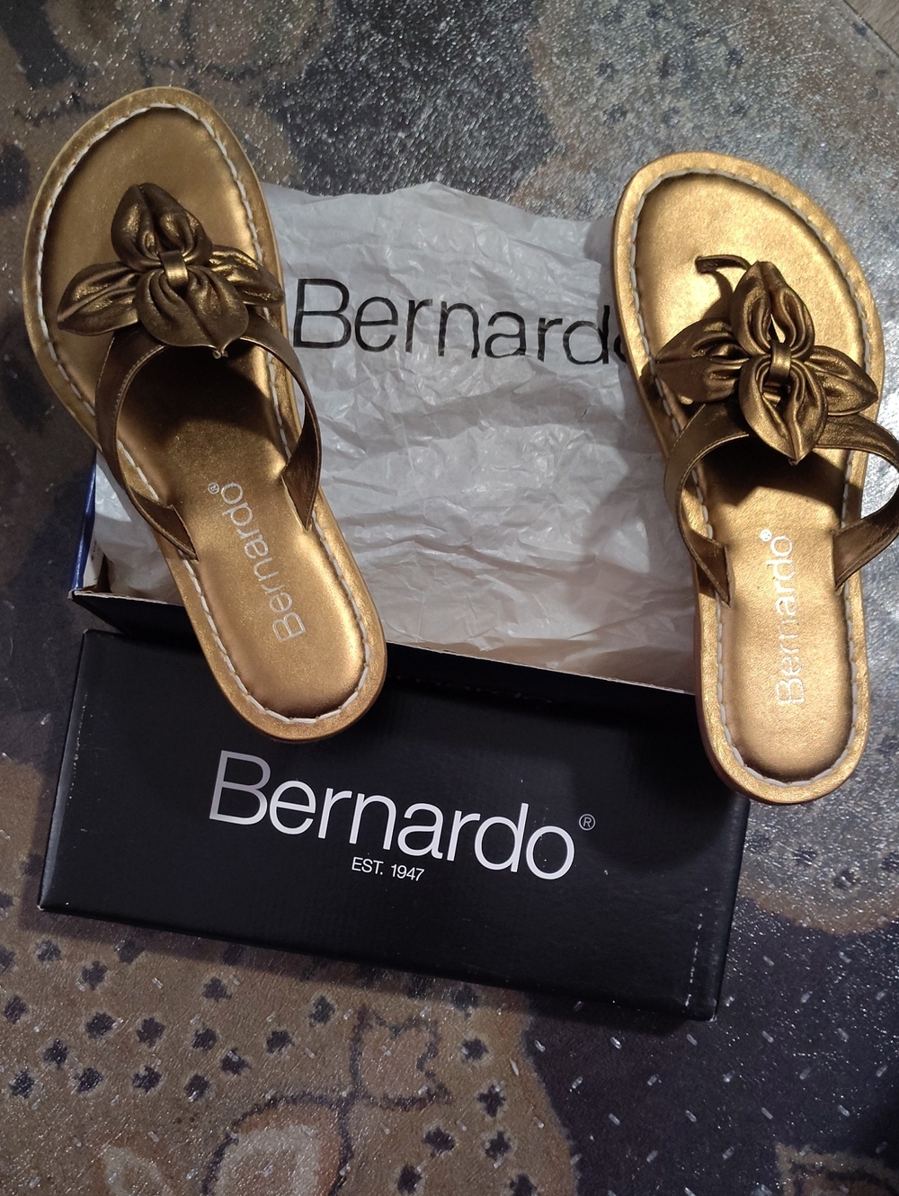 Bernardo Metallic Gold Floral Knot Slide Sandals Size 7m $85